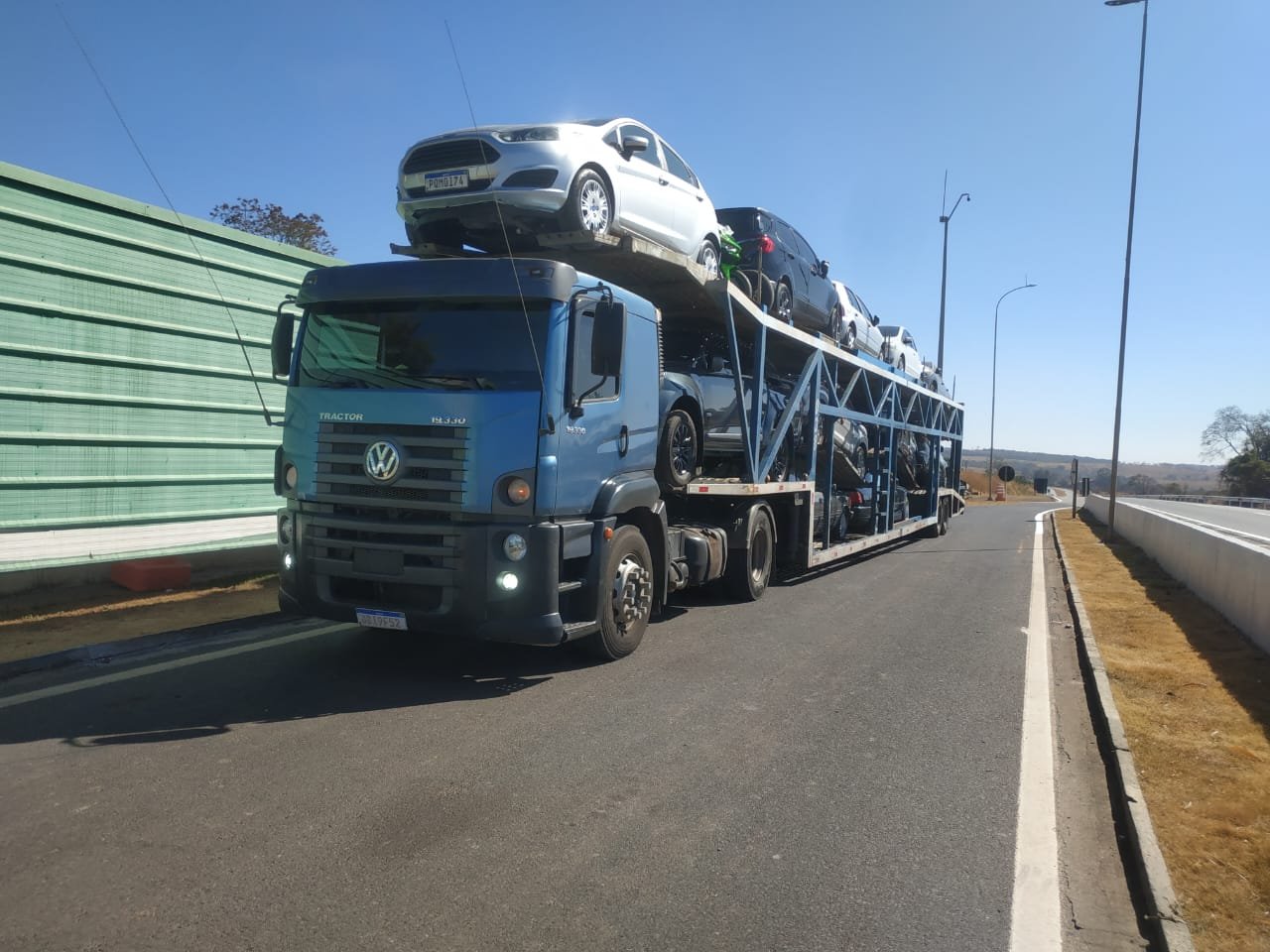 Caminhão-cegonha da Capital Transportes carregado de veículos em rodovia
