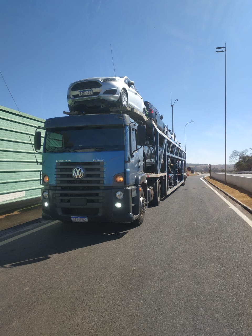 Cegonha da Capital Transportes carregada de veículos, pronta para viagem