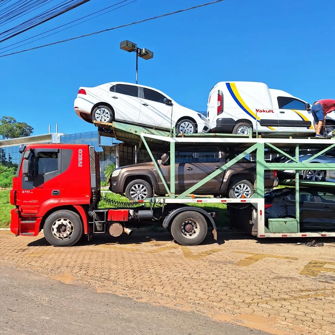 Cegonha IVECO da Capital carregada de carros