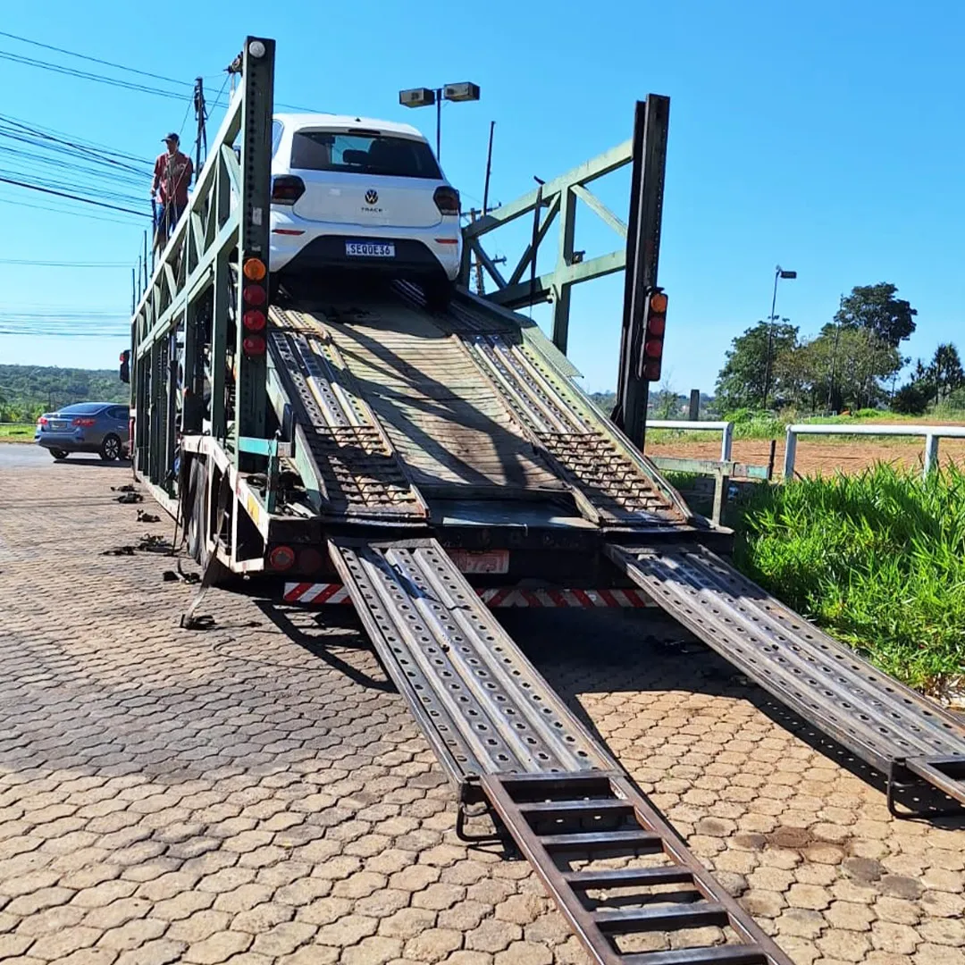 Traseira da cegonha da Capital com rampas de carregamento