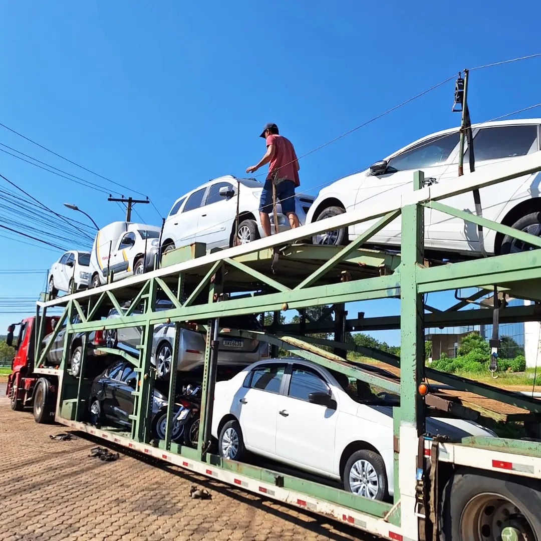 Carregamento de veículos na cegonha da Capital