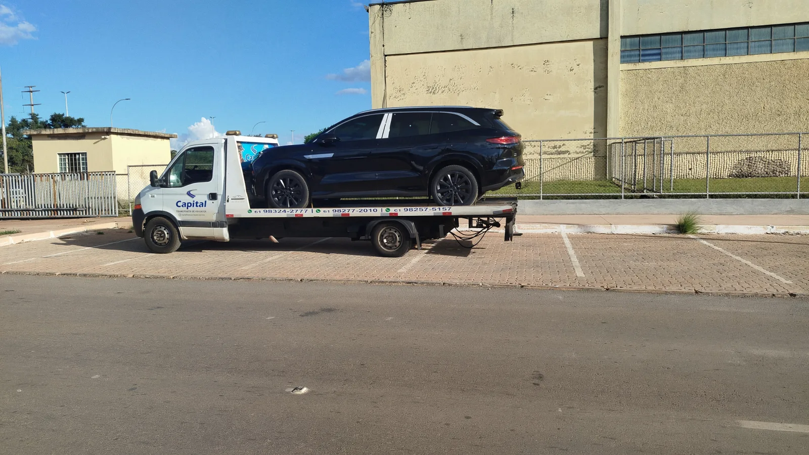 Guincho da Capital transportando um SUV preto em Brasília/DF