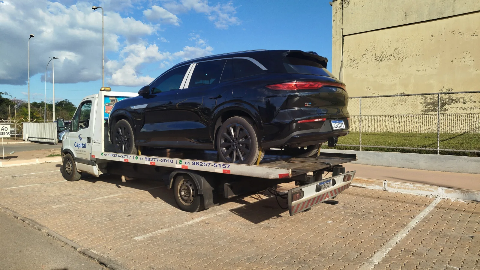 Guincho da Capital com SUV preto carregado na plataforma