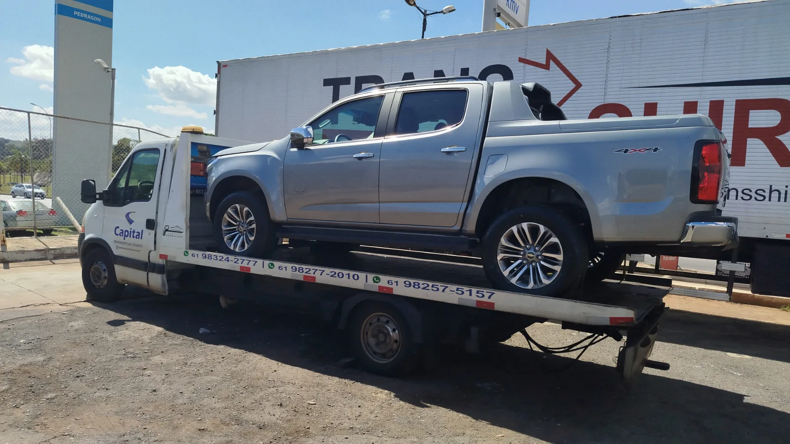 Guincho da Capital transportando uma caminhonete prata 4x4
